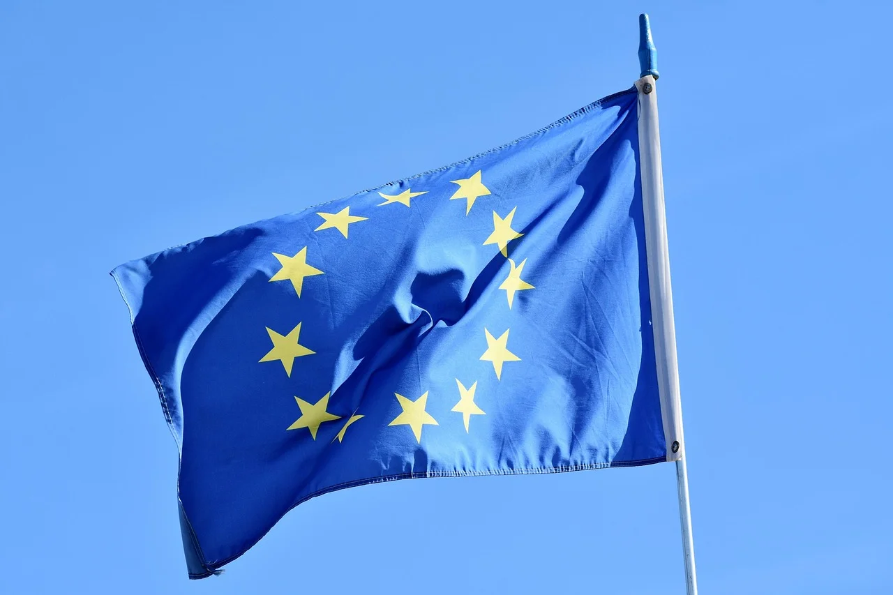 Globus mit europäischen Fahnen und internationalen Rechtsbüchern